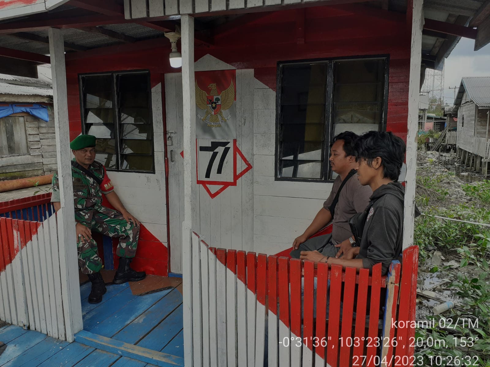 Sertu P Siregar Babinsa Koramil 02/TM Komsos dengan Tokoh Masyarakat di Kampung Pancasila 
