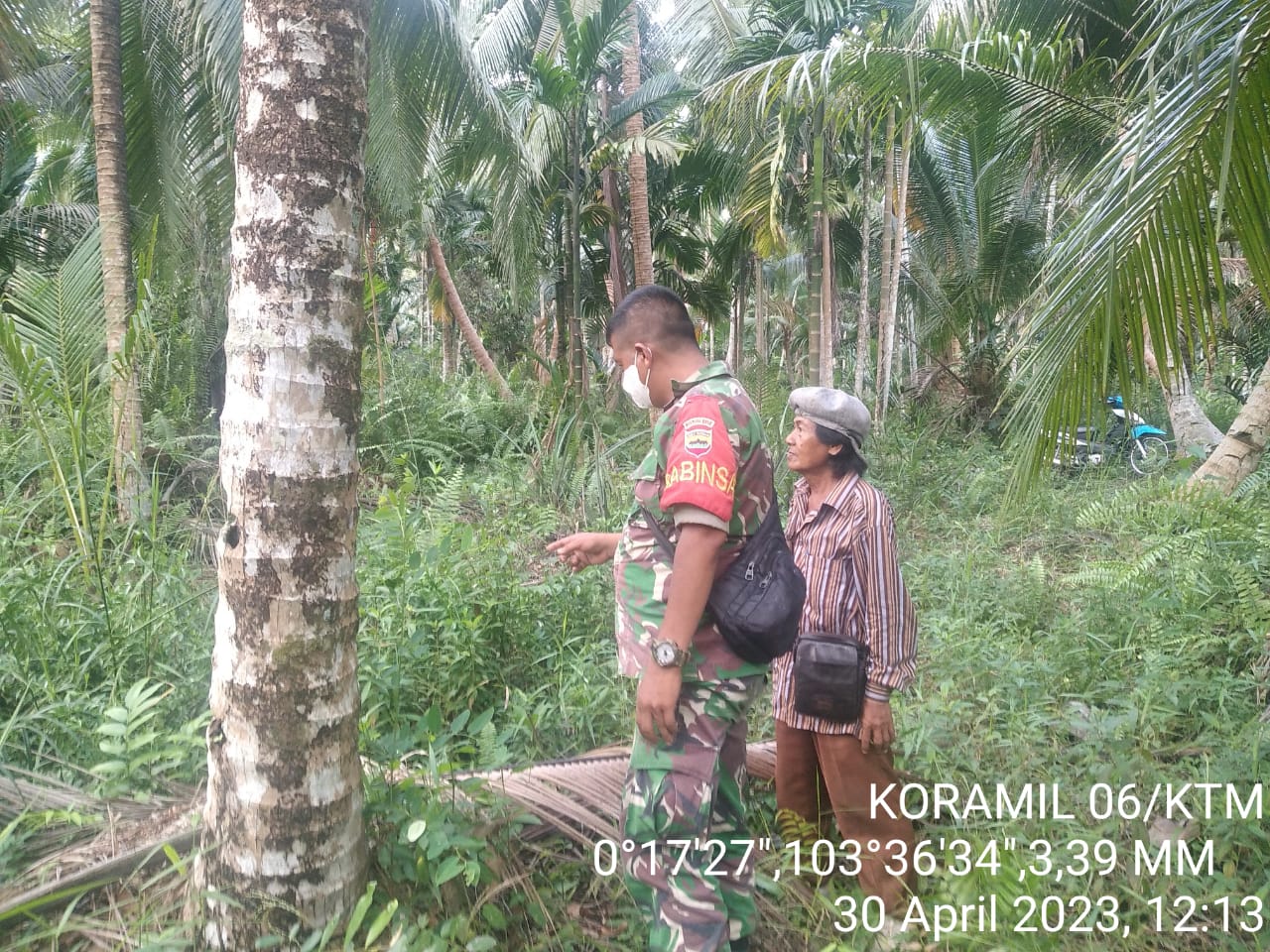 Babinsa Kopda Ferry Sinaga Laksanakan Sosialisasi Cegah Karhutla dengan Meningkatkan Patroli 