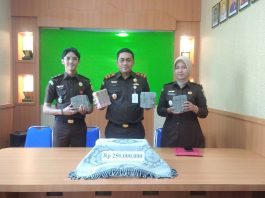 Kepala Kejaksaan Negeri Karimun di Tanjungbatu, Doni Saputra, S.H.M.H, (tengah), bersama tim penyidik