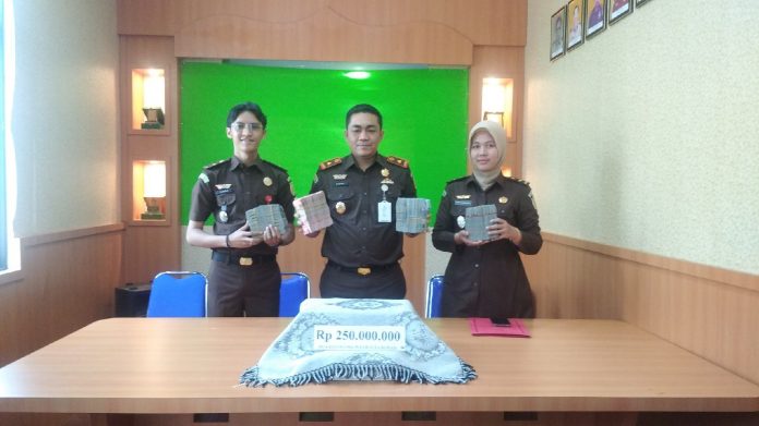 Kepala Kejaksaan Negeri Karimun di Tanjungbatu, Doni Saputra, S.H.M.H, (tengah), bersama tim penyidik Kepala Kejaksaan Negeri Karimun di Tanjungbatu, Doni Saputra, S.H.M.H, (tengah), bersama tim penyidik