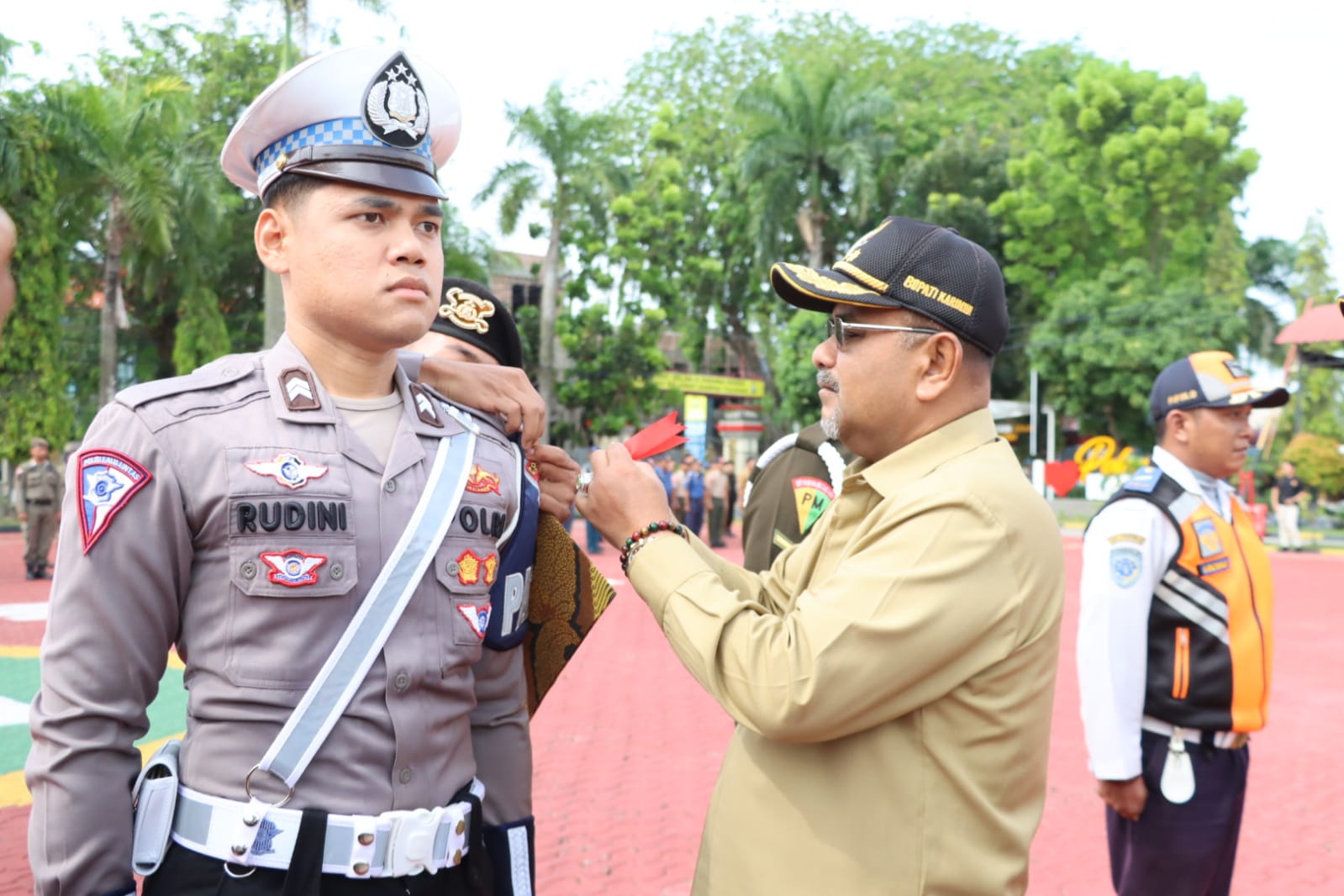 Aunur Rafiq Jadi Inspektur Upacara Dalam Apel Gelar Pasukan Ops Ketupat Seligi 2023 di Polres Karimun