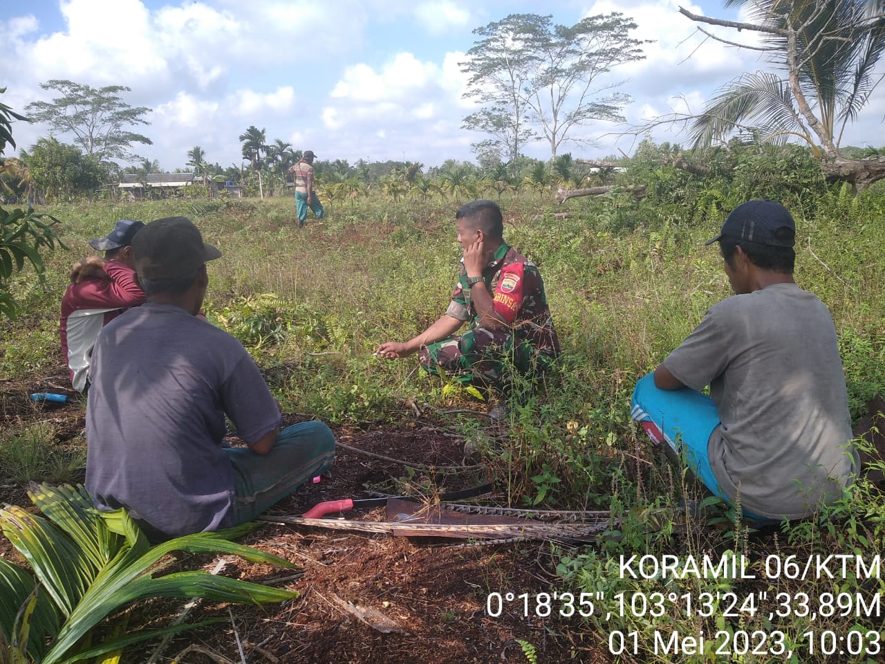 Kopda Ferry Sinaga Giat Komsos dengan Para Petani di Wilayah Binaannya 