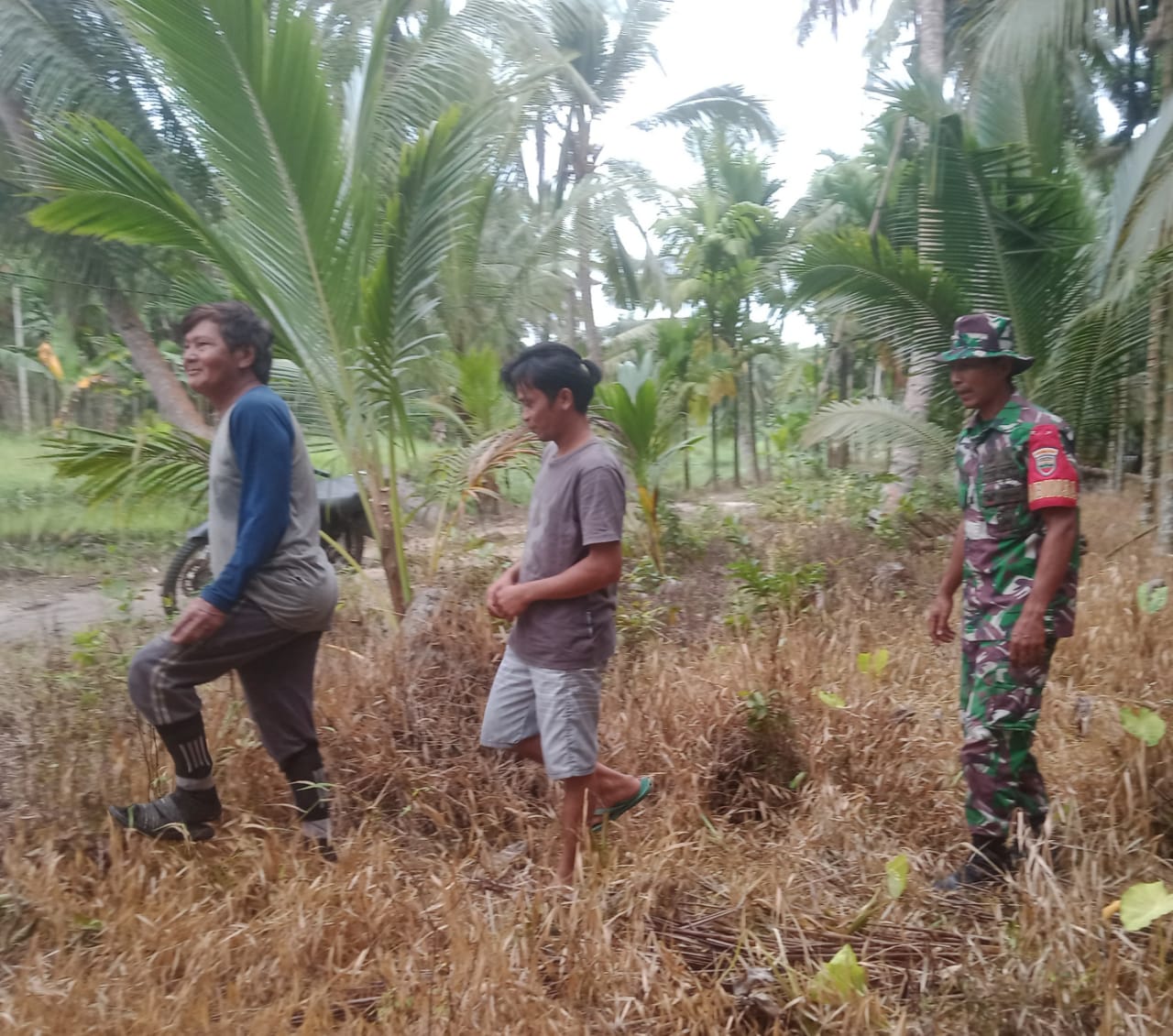 Bersama dengan MPA, Babinsa Desa Suhada Serda Darno Giat Patroli Karhutla 