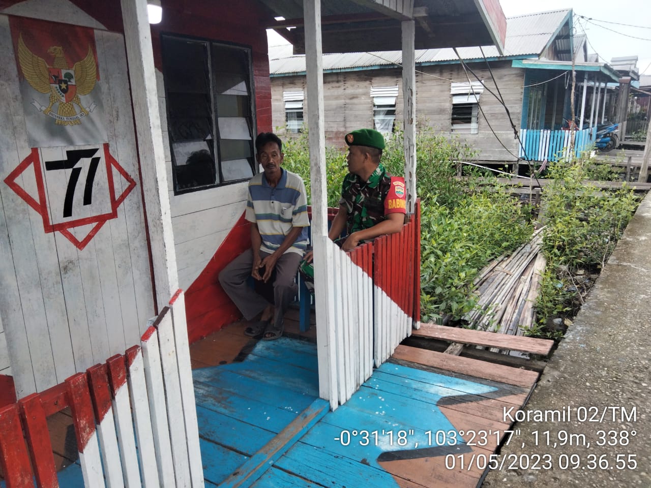 Babinsa Koramil 02/TM Serda Agusmi Harianto, Komsos dengan Pemuda Tokoh Masyarakat di Pos Kampung Pancasila 