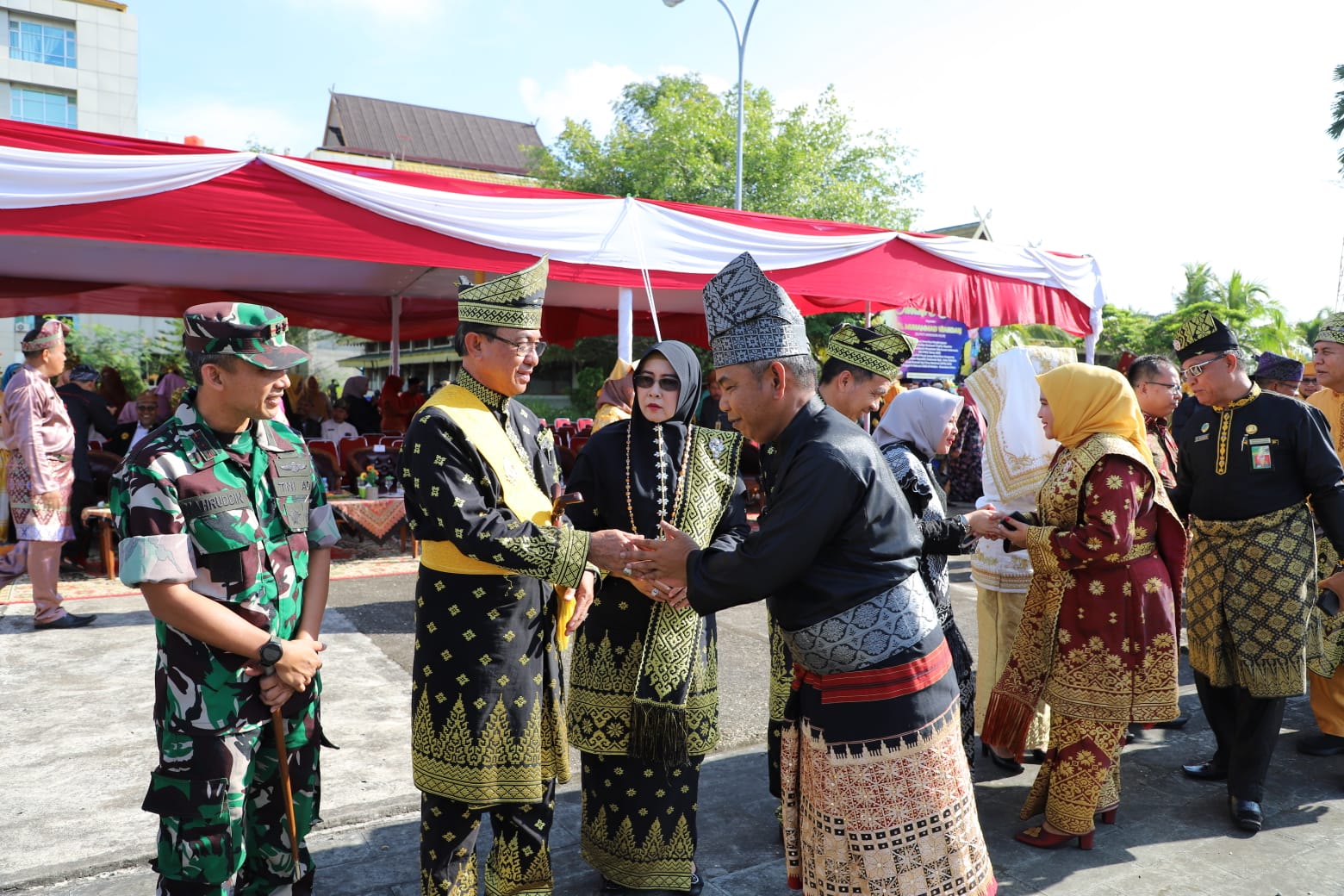 Keren, Bupati Inhil HM Wardan Gunakan Baju Adat Melayu Dalam Upacara Hardiknas 2023