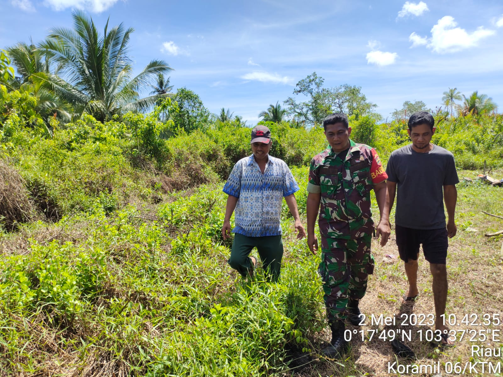 Koptu Al Alim Babinsa Koramil 06/KTM Laksanakan Patroli Bersama Warga Binaan di Desa Teritip 