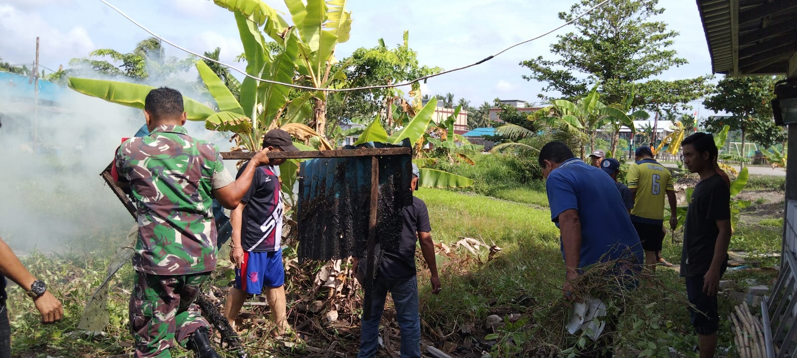 Babinsa Bersama Warga Binaan Giat Goro Bersihkan Got di Desa Air Tawar 