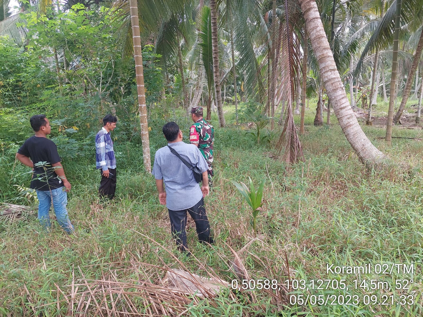 Bersama 3 Warga Desa Sungai Ambat, Babinsa Koramil 02/TM Laksanakan Patroli dan Sosialisasi Karhutla 