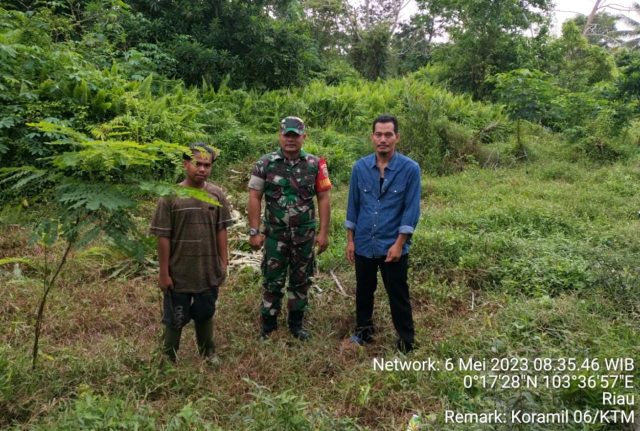 Pantau Wilayah Binaan Aman Terhadap Karhutla, Babinsa Terus Gencarkan Patroli dan Sosialisasi Kepada Masyarakat 