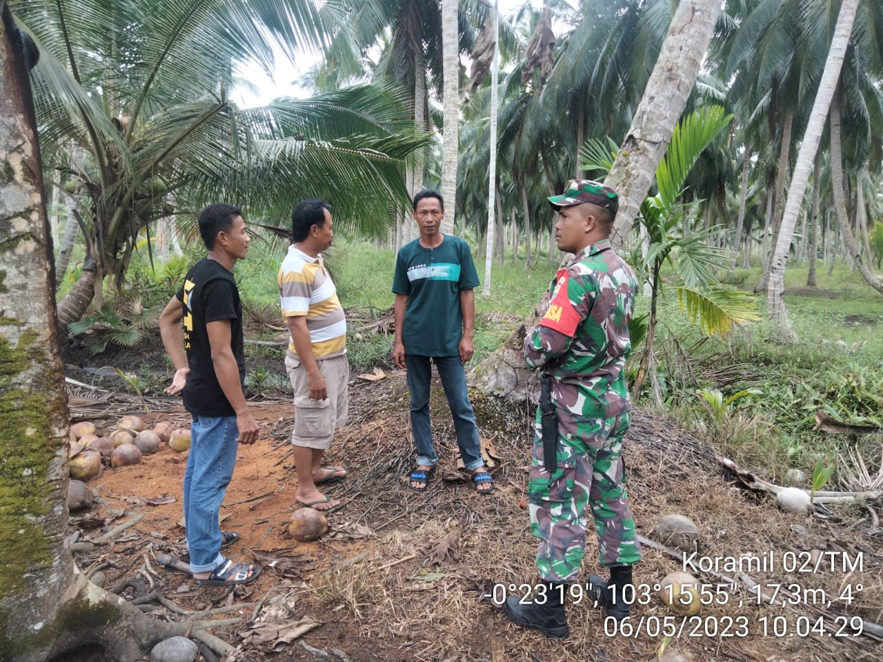 Bersama 3 Warga Binaan, Babinsa Tekulai Bugis Giatkan Patroli Antisipasi Terhadap Karhutla 