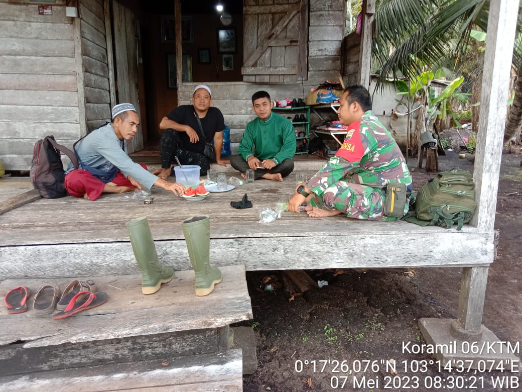 Babinsa Kelapa Pati Jaya Praka Riski Amanda BB Giat Komsos dengan Warga Setempat 