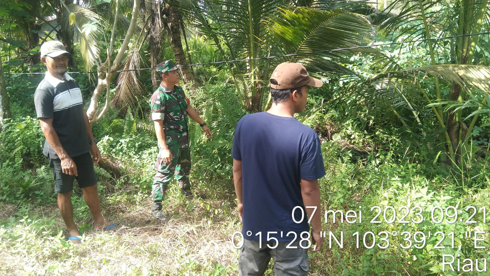 Koptu Abdul Haris Babinsa Penjuru Bersama Warga Binaan Giat Patroli dan Sosialisasi Karhutla di Perkebunan Warga 