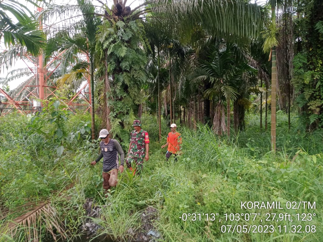 Serda Darno Babinsa Desa Suhada Anggota Koramil 02/TM Giat Patroli dan Sosialisasi Karhutla 