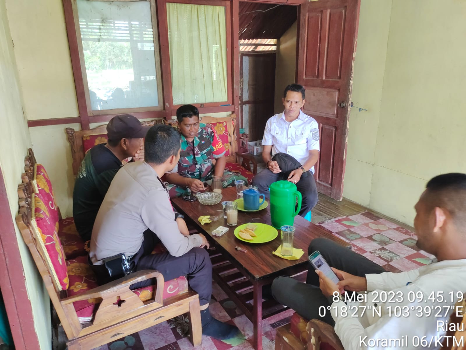 Babinsa Koptu Al Alim Bersama Babinkamtibmas Giat Komsos Bersama Warga di Desa Teritip 