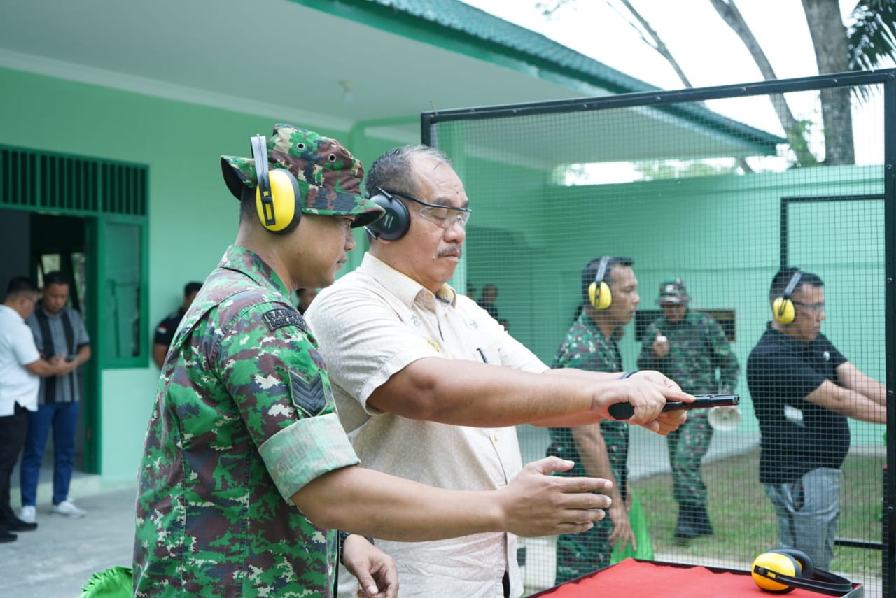 Wakil Bupati Asahan Ikuti latihan Menembak Di Makodim 0208/AS