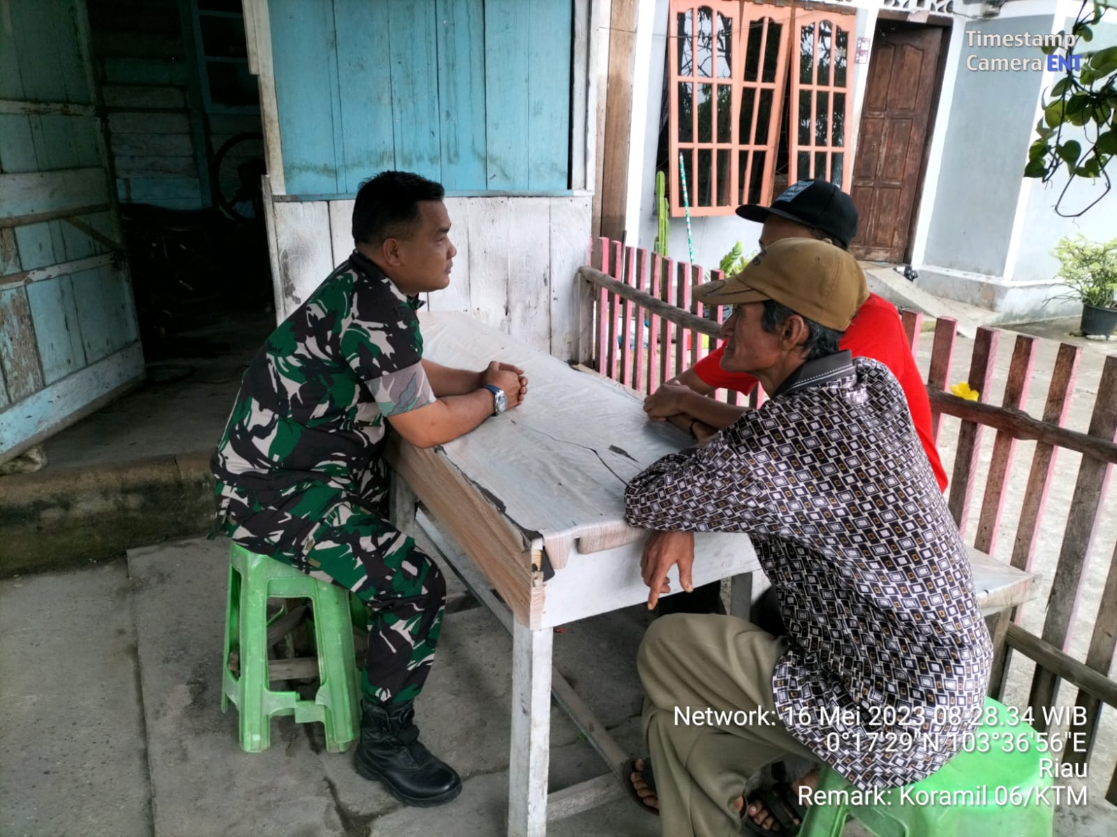 Ciptakan Hubungan yang Baik Kepada Masyarakat Binaan, Babinsa Sungai Simbar Giat Komsos 