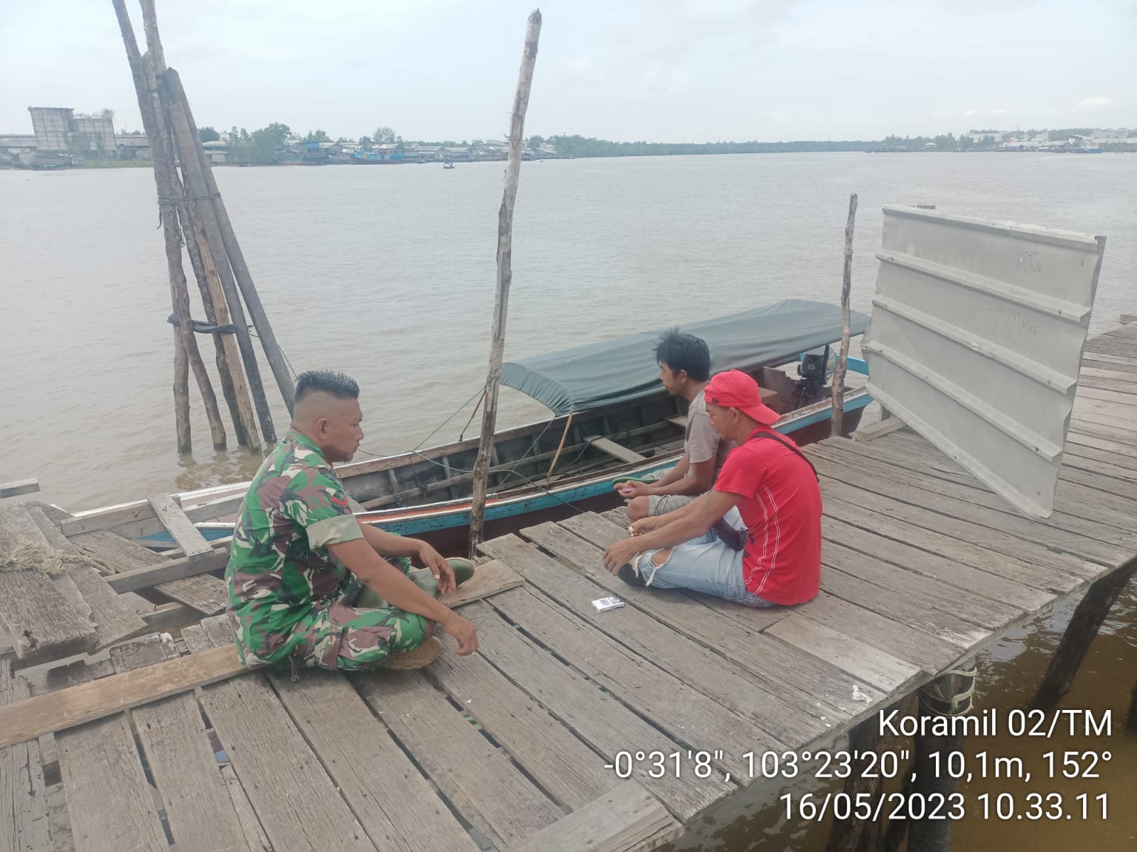 Duduk Santai, Babinsa Giat Komsos dengan Warga