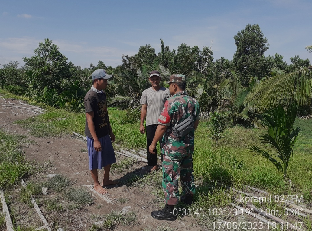 Cuaca Sering Panas, Babinsa Sertu P Siregar Terus Giatkan Patroli dan Sosialisasi Karhutla di Wilayah Binaan 