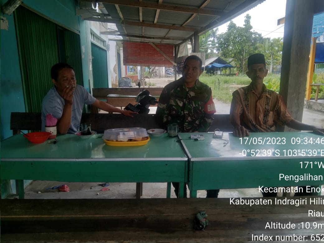 Sertu HM Sibarani Giat Komsos dengan Warga di Salah Satu Warkop di Desa Pengalihan 