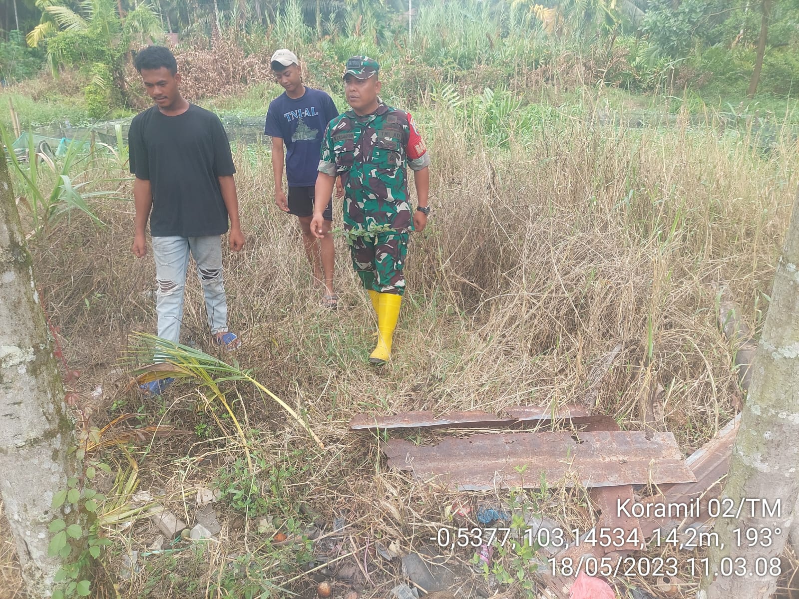 Babinsa Serda M Pasaribu Bersama Warga Setempat Gencarkan Patroli dan Sosialisasi Karhutla di Desa Sungai Ambat 