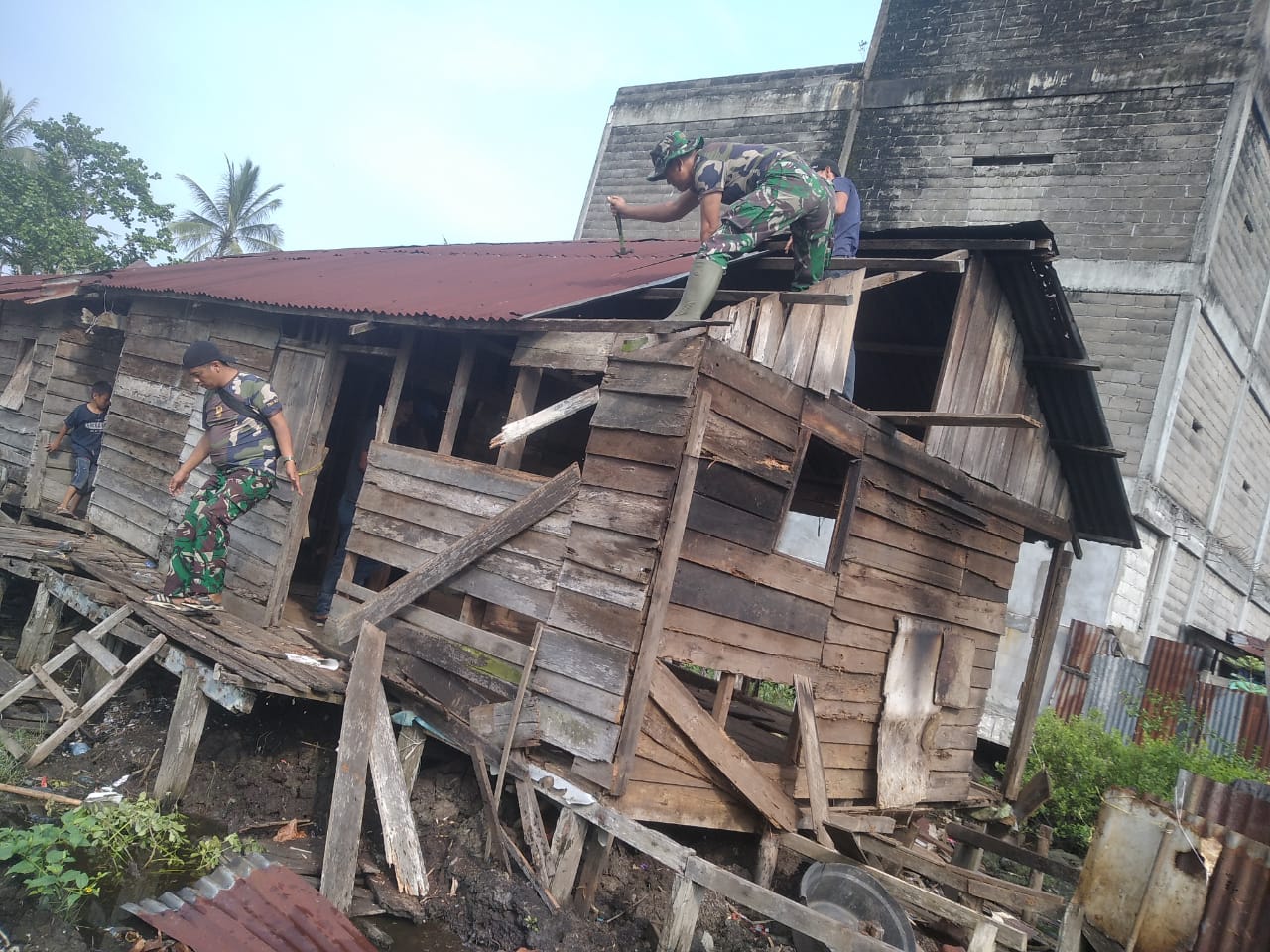 Peduli Terhadap Warganya, Anggota Koramil 06/KTM Lakukan Bedah Rumah Warga di Jalan Tunas Kelapa 