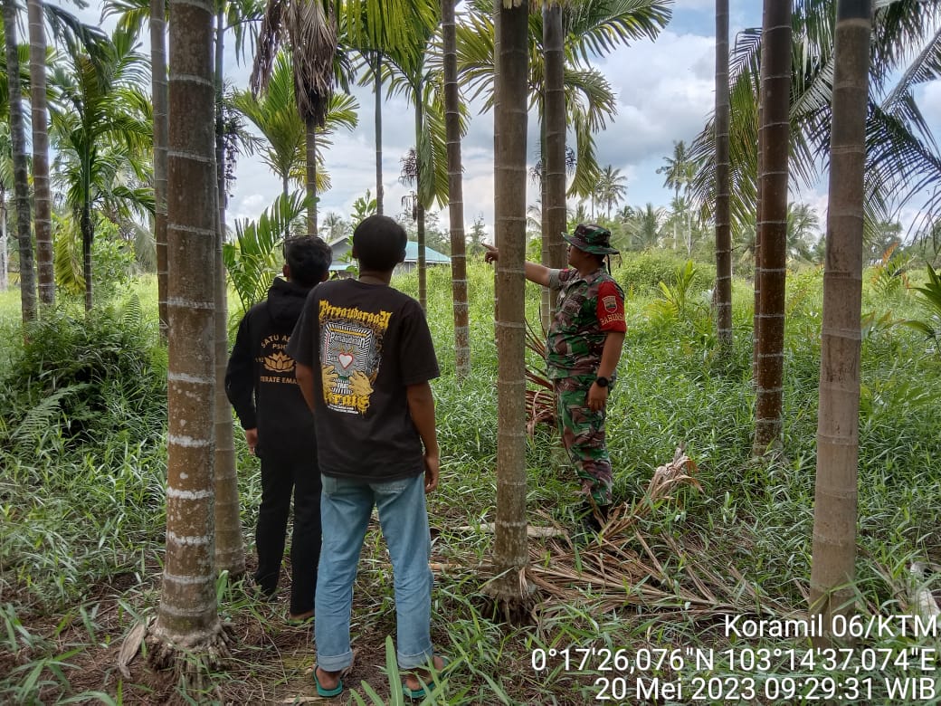 Babinsa Praka Riski Amanda BB Melaksanakan patroli dan Sosialisasi Dalam Rangka Antisipasi Karhutla 