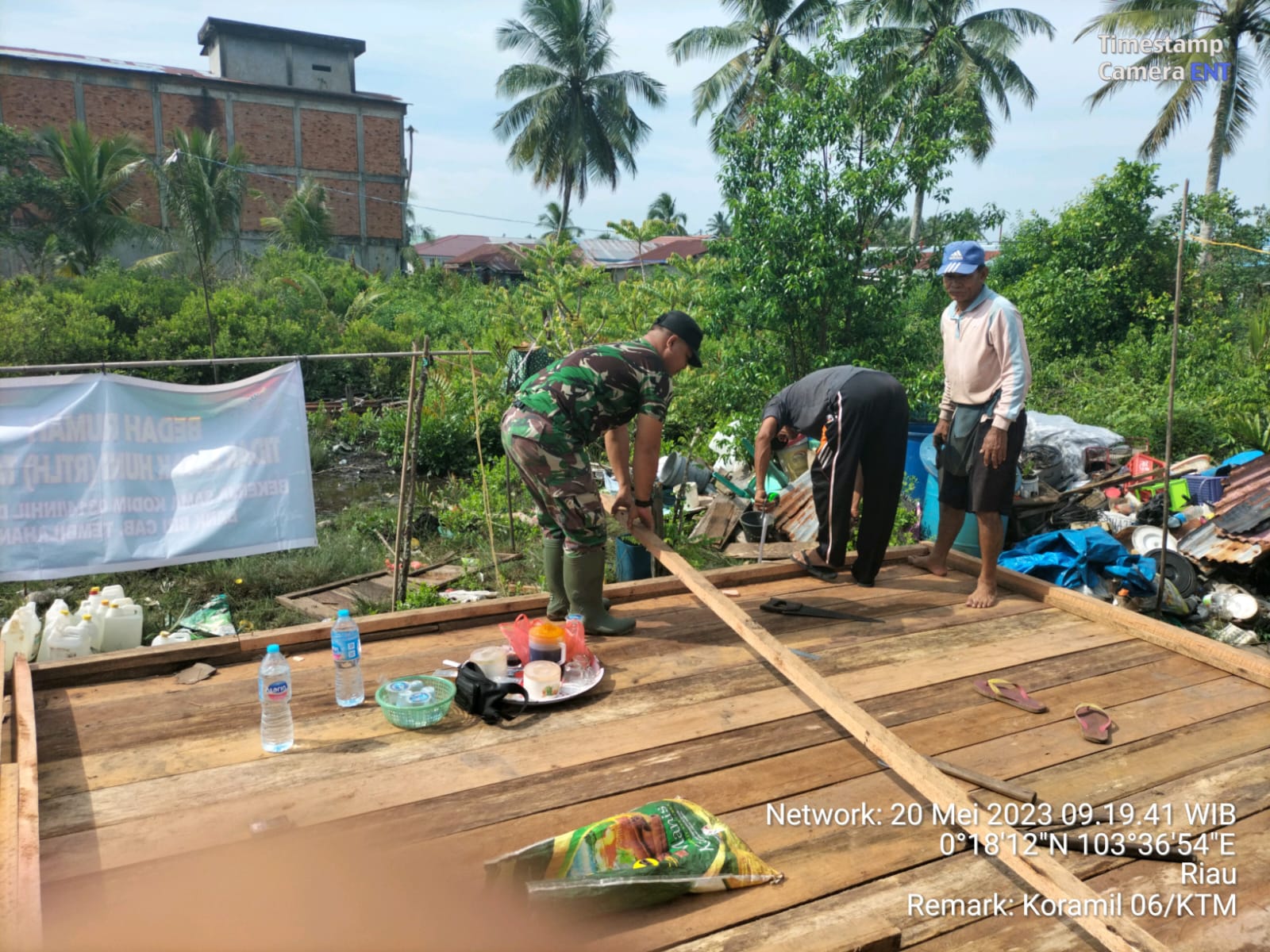 Serda Edi Zalukhu Babinsa Koramil 06/KTM Giat kelanjutan Bedah Rumah Warga 