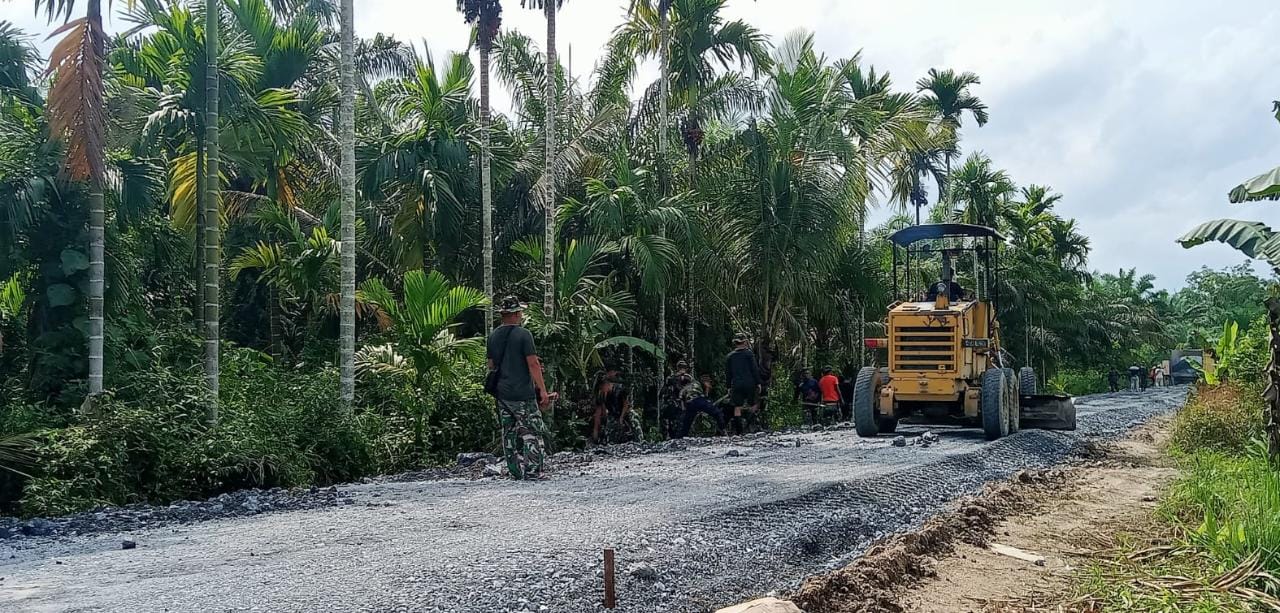 Progres Hari Ke- 10 TMMD ke- 116 kodim 0314/Inhil Tahap Pengerasan Badan Jalan 