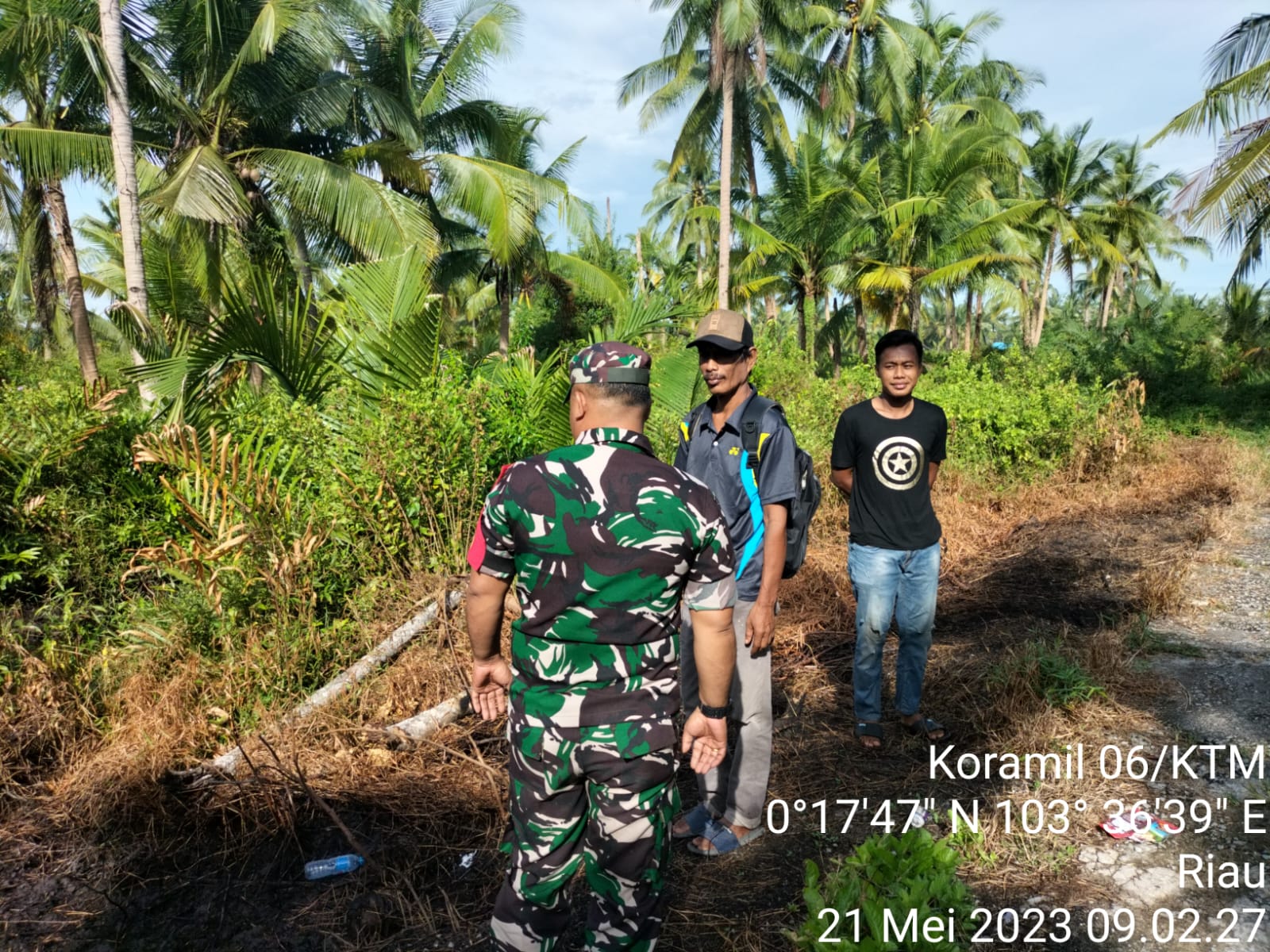 Babinsa Koramil 06/KTM Serda Edi Zalukhu Laksanakan Patroli dan Sosialisasi Karhutla di Desa Sungai Simbar 