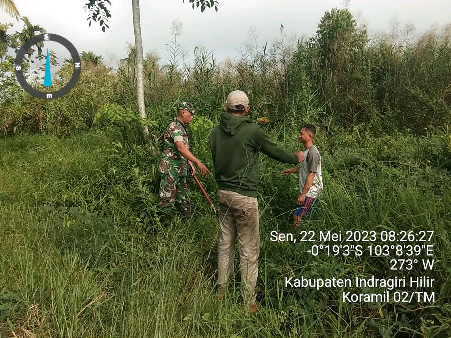 Serda AH Kumbara Babinsa Koramil 02/TM Patroli dan Sosialisasi Karhutla di Wilayah Binaan 