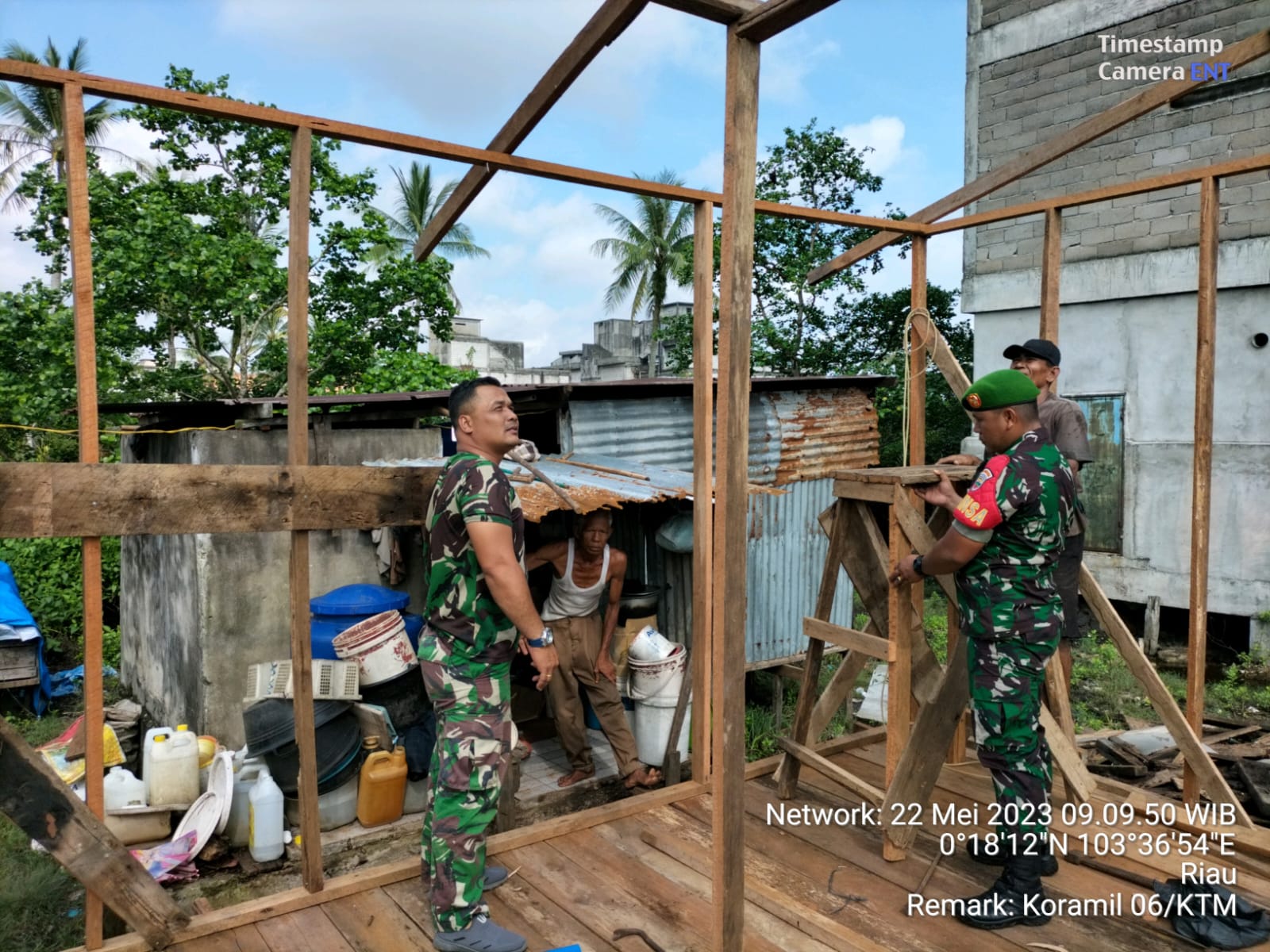 Kompak, Anggota Koramil 06/KTM Bersama Warga Terus Giatkan Proges Bedah Rumah Warga 