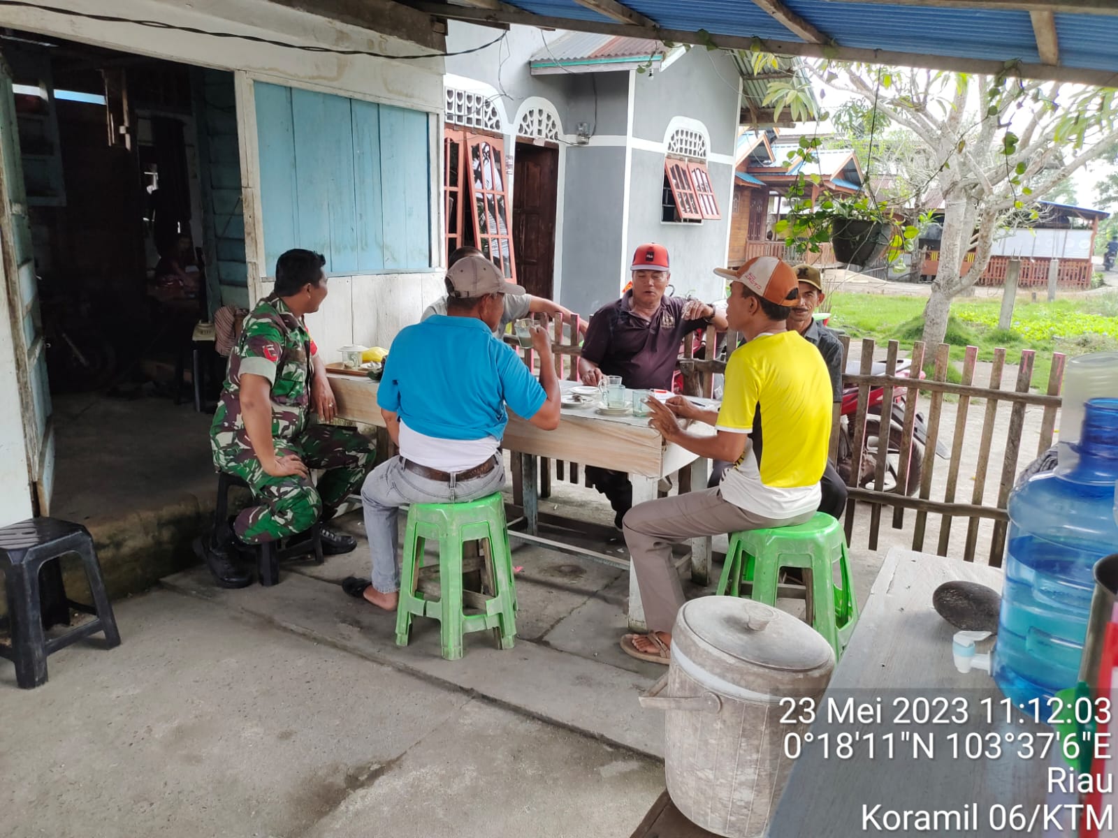 Jalin Silaturahmi Babinsa Koramil 06/KTM Berbaur dengan Warga Binaan di Kelurahan Bandar Sri Gemilang 
