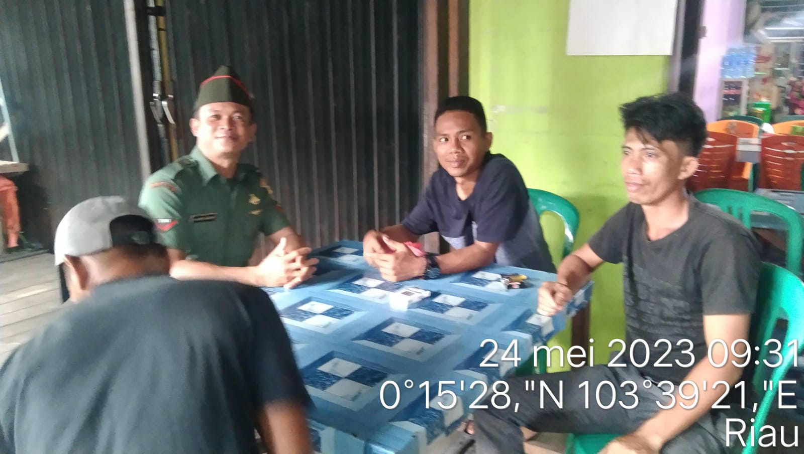 Penuh Kekeluargaan, Babinsa Koramil 06/KTM Giat Komsos dengan Warga Binaan 