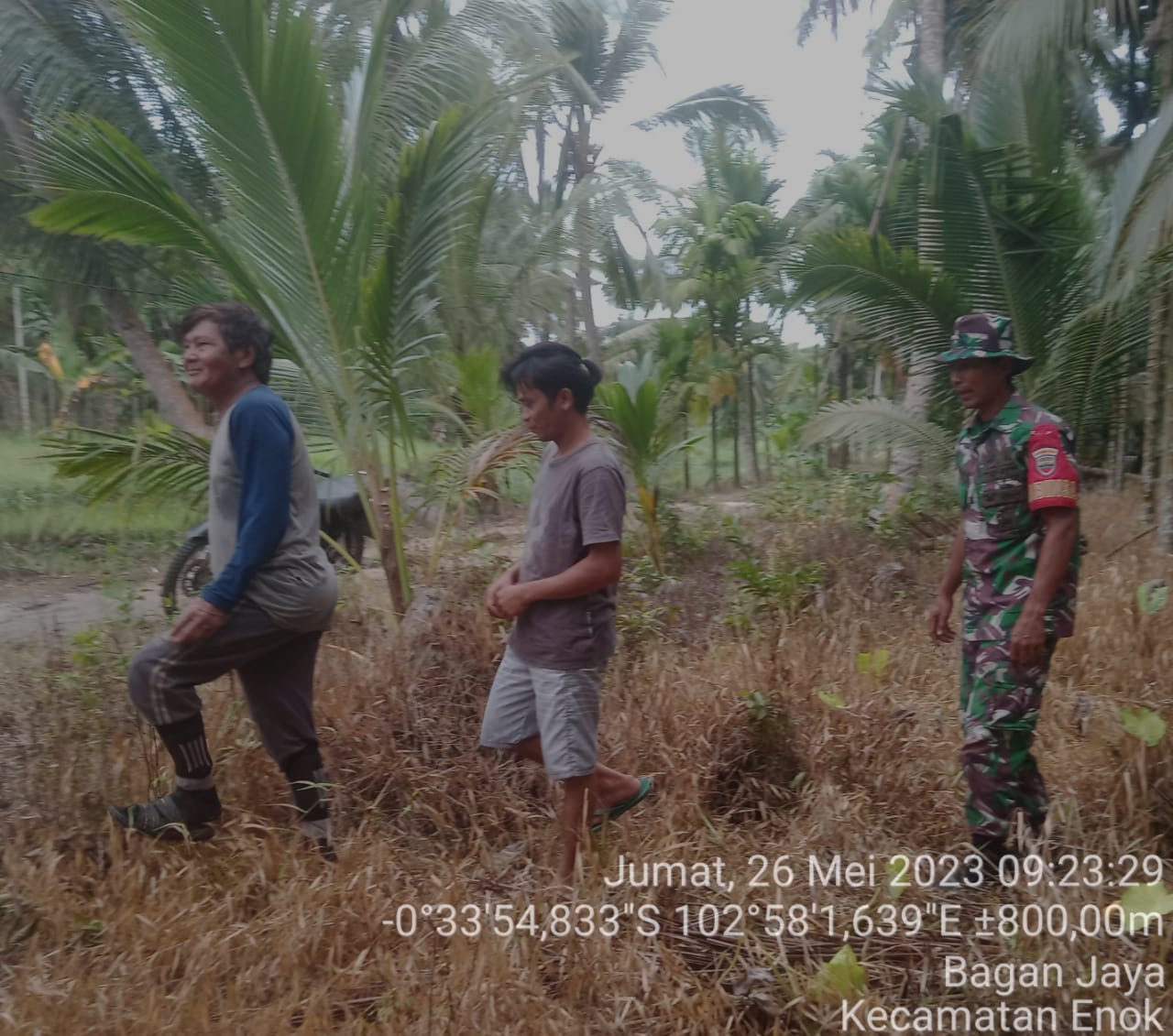 Babinsa Koramil 02/TM Serda Darno Bersama MPA Gelar Patroli dan Sosialisasi Karhutla 