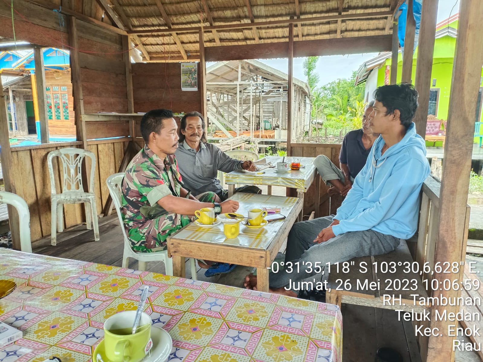 Koptu RH Tambunan Babinsa Koramil 02/TM Giat Komsos dengan Warga di Kelurahan Teluk Medan 