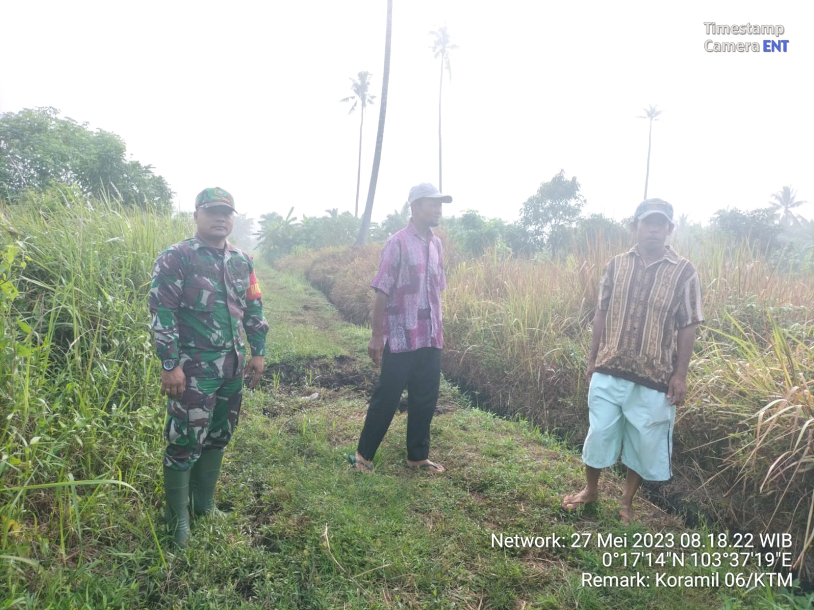 Dengan Warga Binaan Babinsa Koramil 06/KTM Serda Edi Zalukhu Giat Patroli dan Sosialisasi Karhutla 