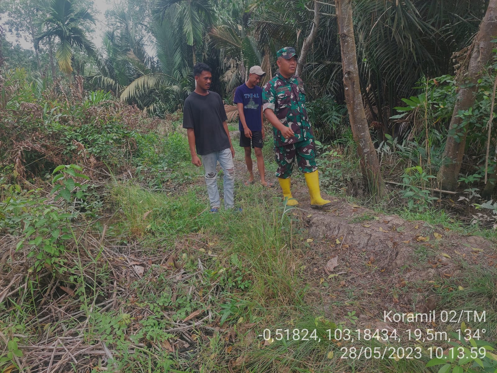 Jaga Wilayah Binaan Aman Karhutla, Babinsa Serda M Pasaribu Gelar Patroli Bersama MPA di Kelurahan PSM 