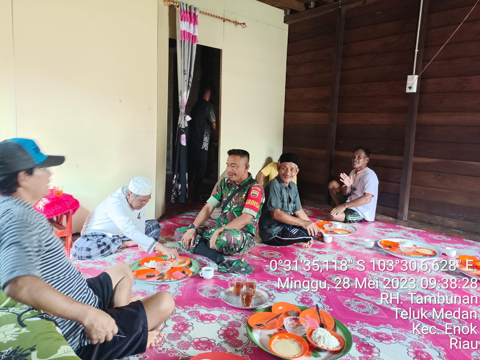 Babinsa Koramil 02/TM Koptu RH Tambunan Hadiri Undangan Kenduri Warga di Kelurahan Teluk Medan 