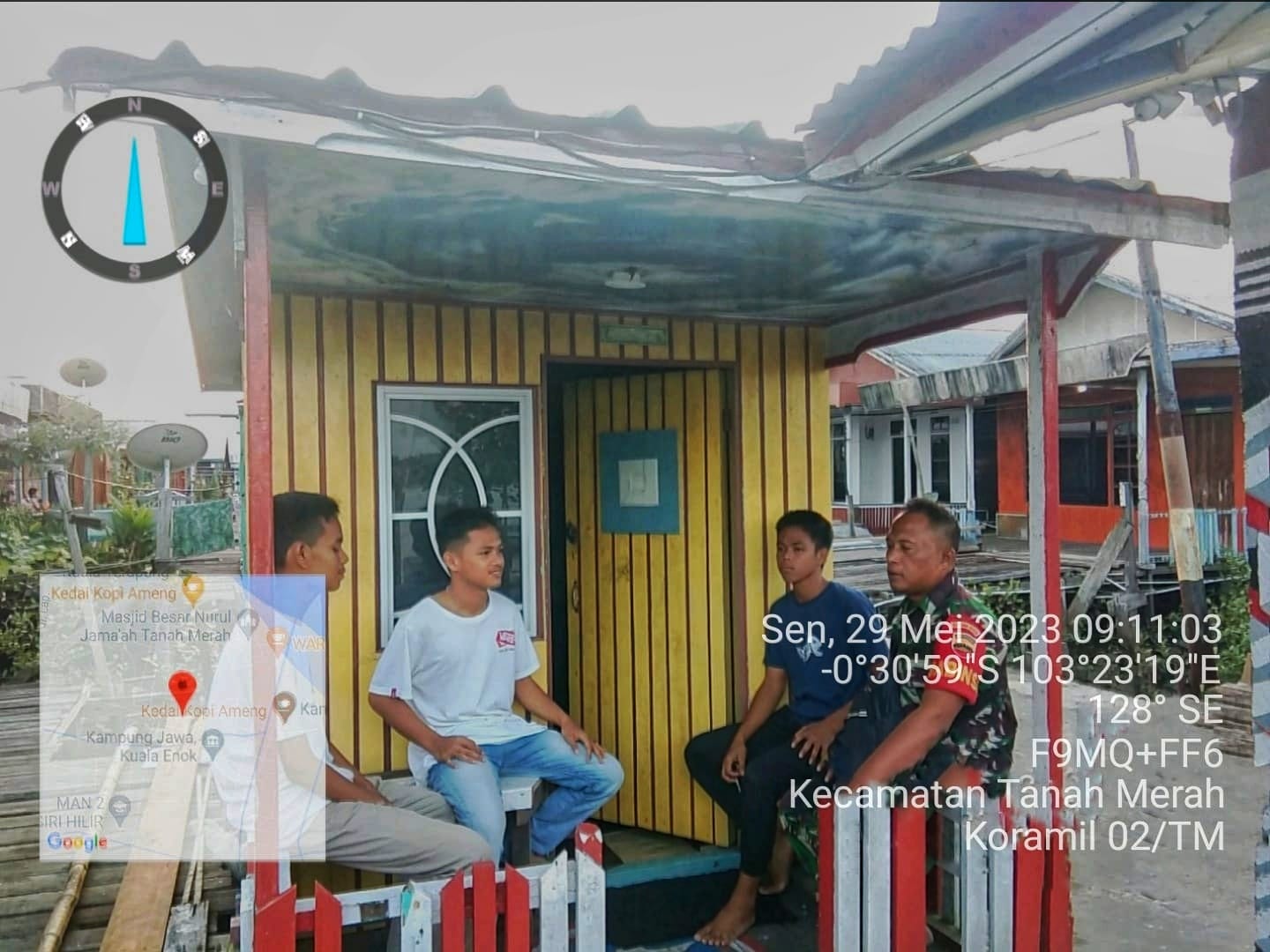 Serda AH Kumbara Babinsa Koramil 02/TM Giat Komsos dengan Warga di Pos Kampung Pancasila 