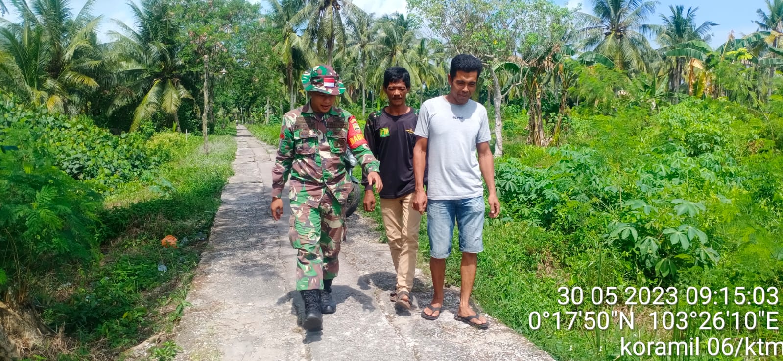 Bersama 2 Warga Desa Binaan, Praka Fiki Terus Gencarkan Patroli Dalam Rangka Antisipasi Karhutla