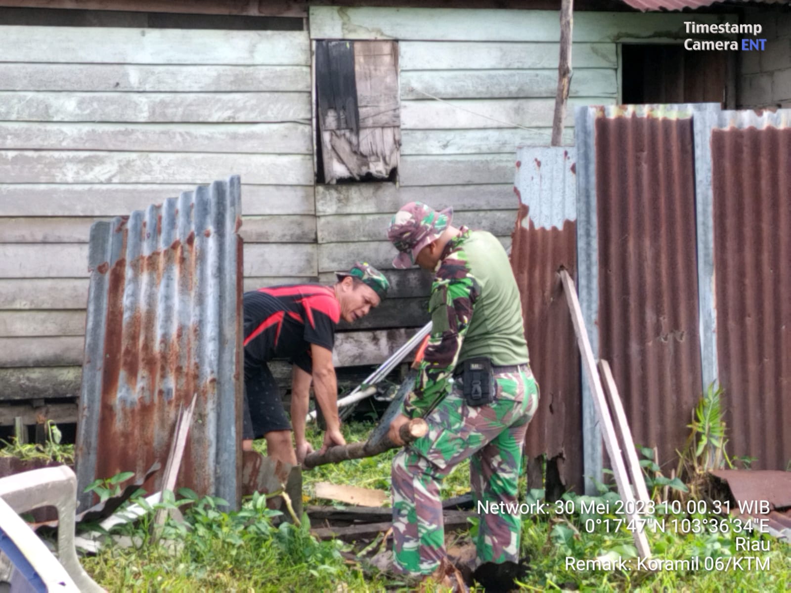 Anggota Koramil 06/KTM Giat Bersih-bersih Lingkungan Kantor Koramil 