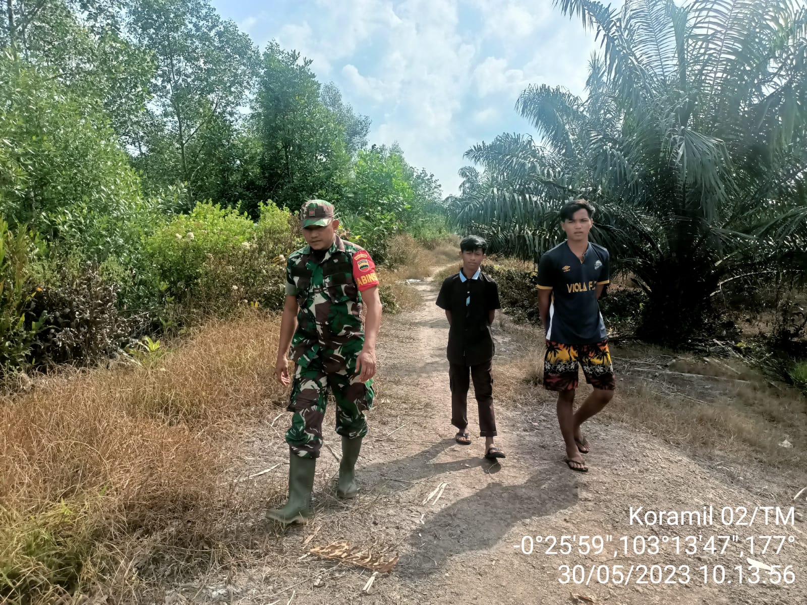 Kopda Muhammad Adrian Babinsa Koramil 02/TM Laksanakan Patroli di Kawasan Rawan Karhutla 