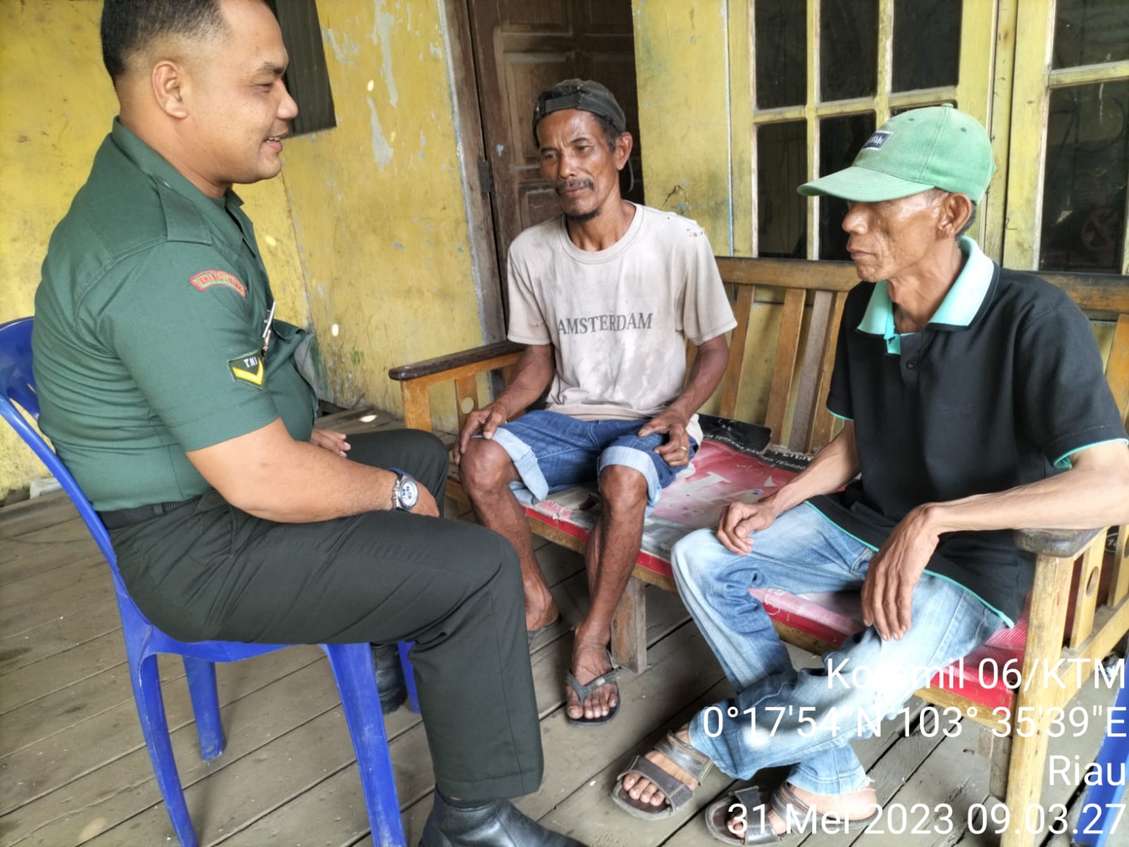 Dengan Komsos, Babinsa Koramail 06/KTM Serda Edi Zalukhu Eratkan Hubungan Kekeluargaan Bersama Warga Binaan 