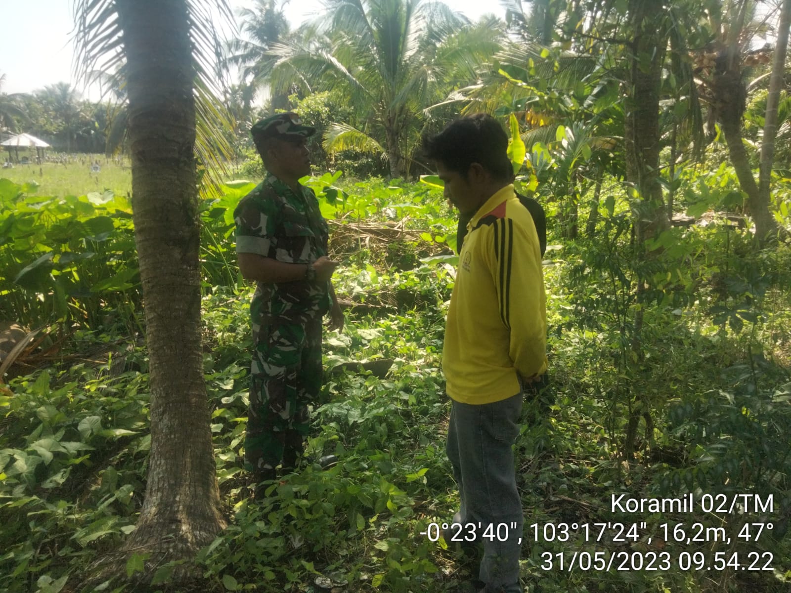 Jaga Wilayah Binaan Terhindar dari Kebakaran, Serda Agusmi Babinsa Desa Tekulai Hilir Giat Patroli dan Sosialisasi Karhutla 