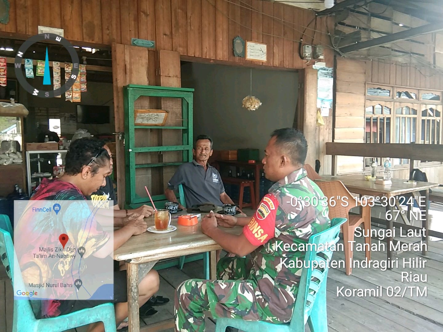 Ciptakan Kedekatan, Babinsa Koramil 02/TM Serda AH Kumbara Giat Komsos di Desa Sungai Laut 