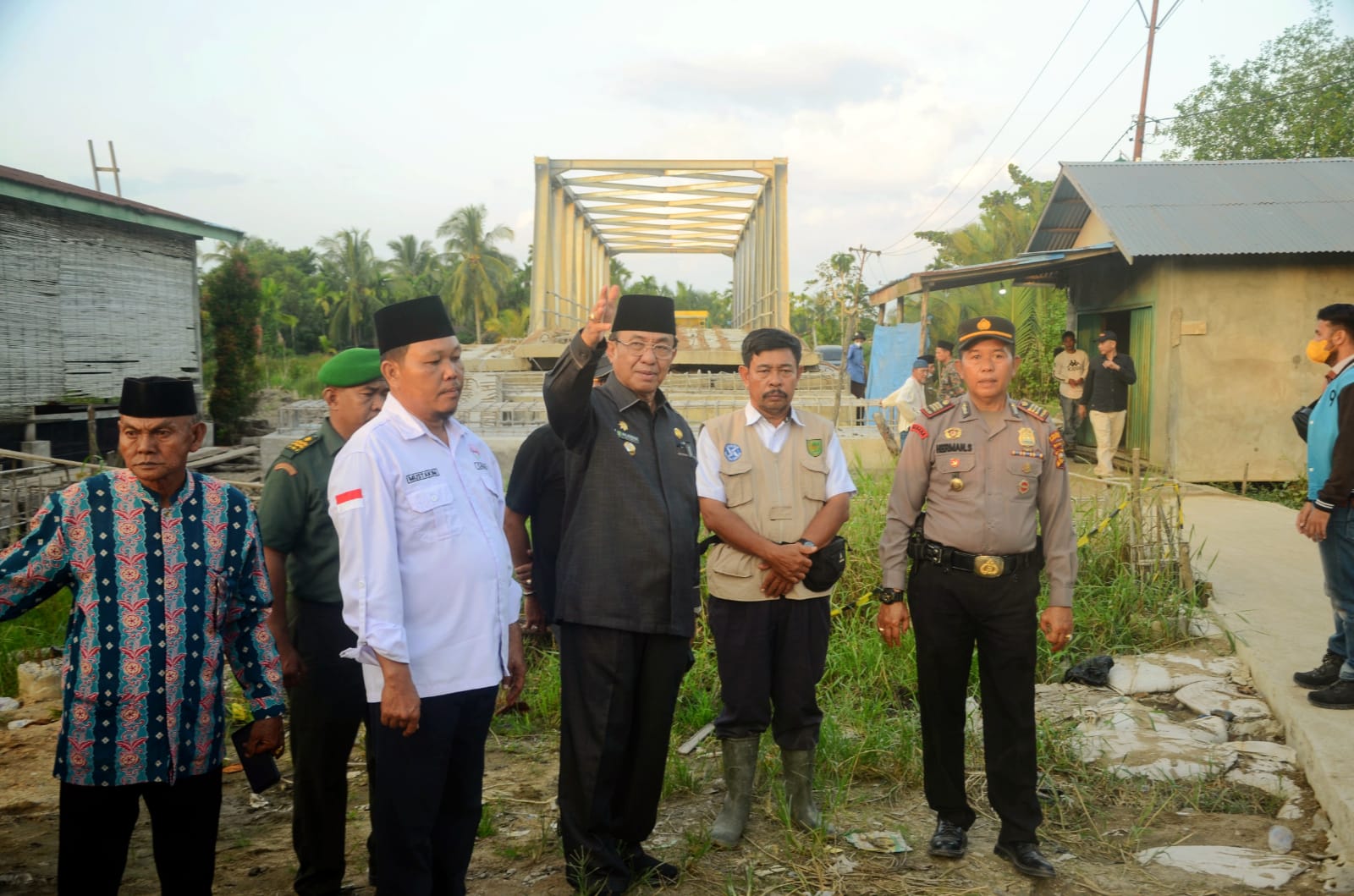 Tinjau Langsung Jembatan Pulau Kecil, Bupati HM Wardan: Alhamdulillah Sudah 86 Persen dan Akan Terus Diupayakan 