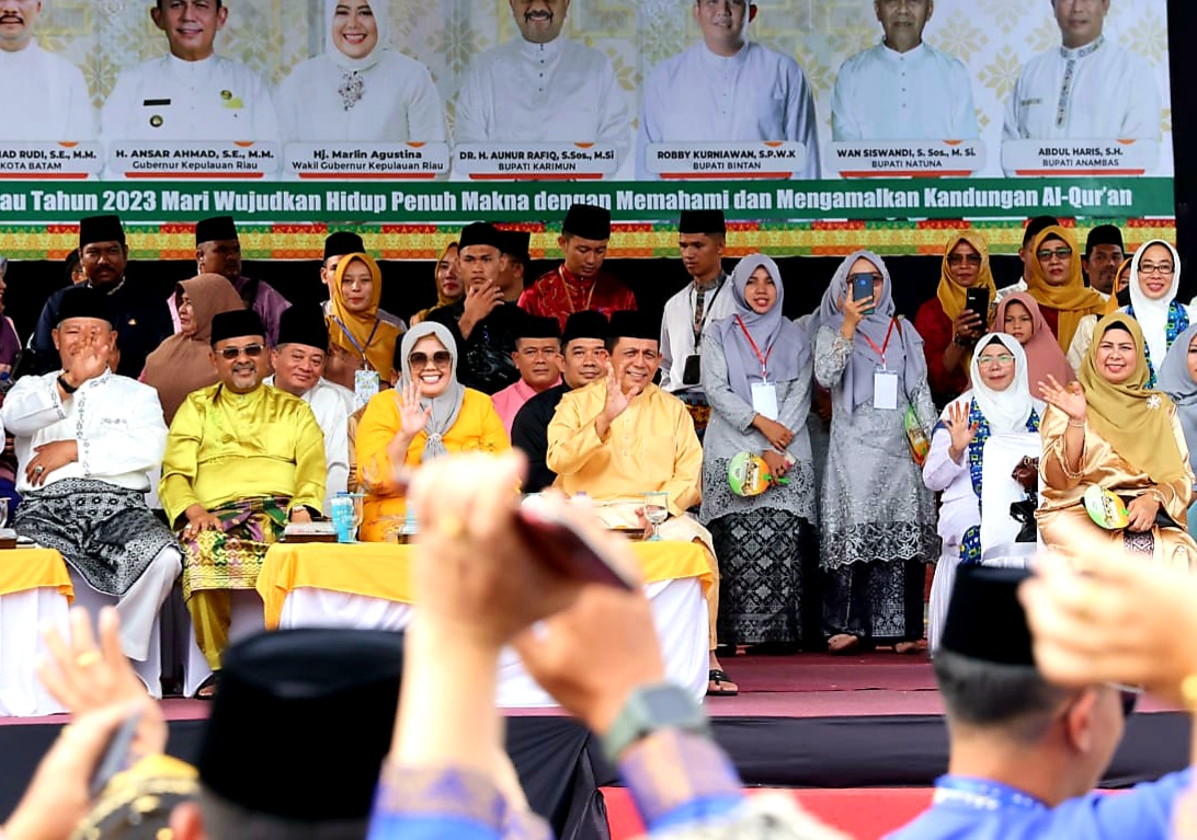 Ansar Ahmad Lepas Pawai Ta’aruf dan Kereta Hias Pada Agenda Pertama STQH X Kepri di Karimun