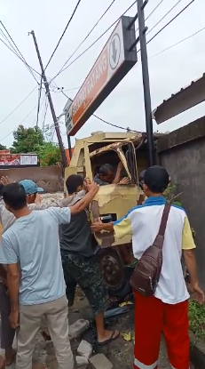 Supir Truk Terjepit Saat Menabrak Tembok di Turunan Darul Mukmin