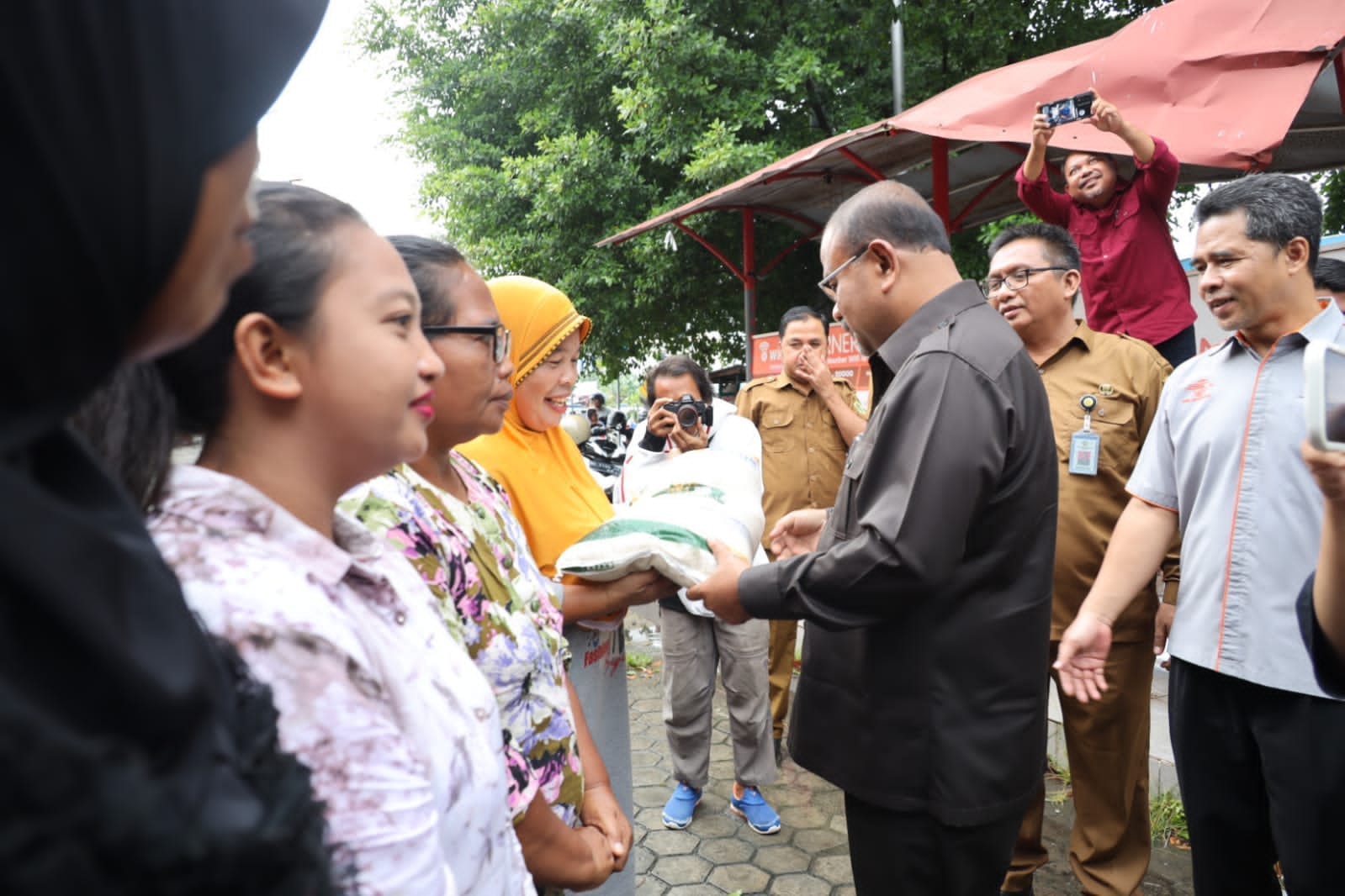 Bupati Karimun Distribusikan Beras Cadangan Pemerintah