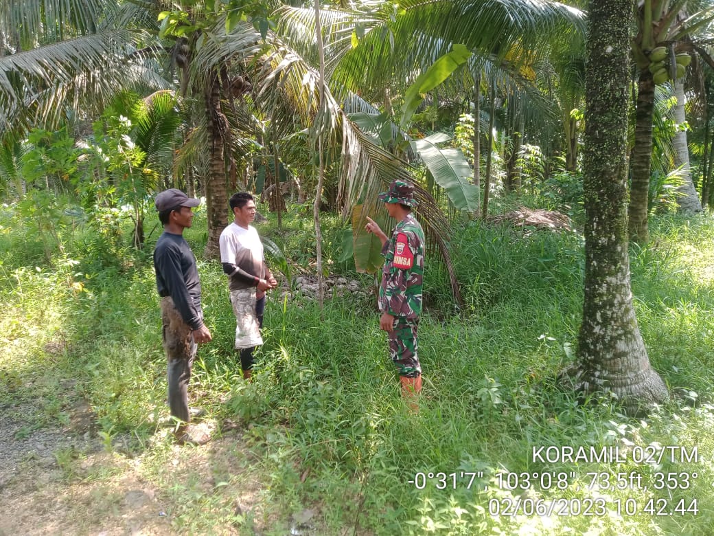 Serda Darno Babinsa Koramil 02/TM Rutin Patroli Karhutla, Ingatkan Warga Jaga Kebakaran Lahan 